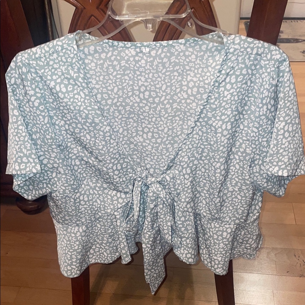 SHEIN Sage Green and White Patterned Crop Top